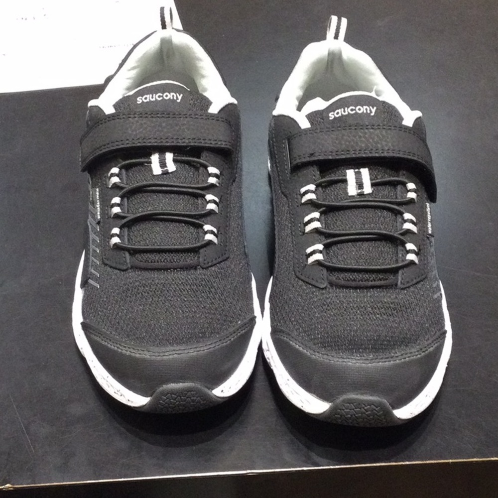 Saucony Wind Shield A/C Black 6W NWT NIB